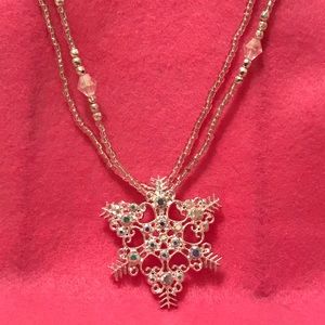 NWT SILVER TONE SNOWFLAKE NECKLACE $10.00
